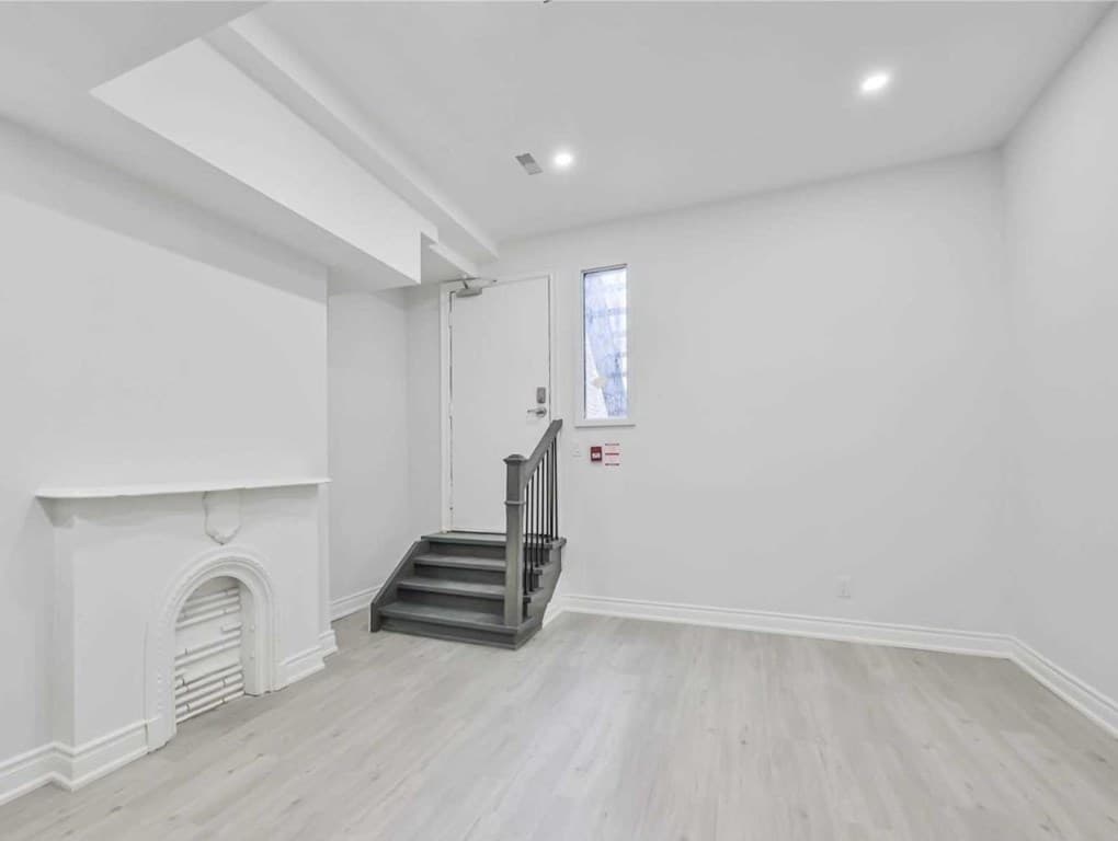 101 - 414 DUNDAS STREET E img-gallery1