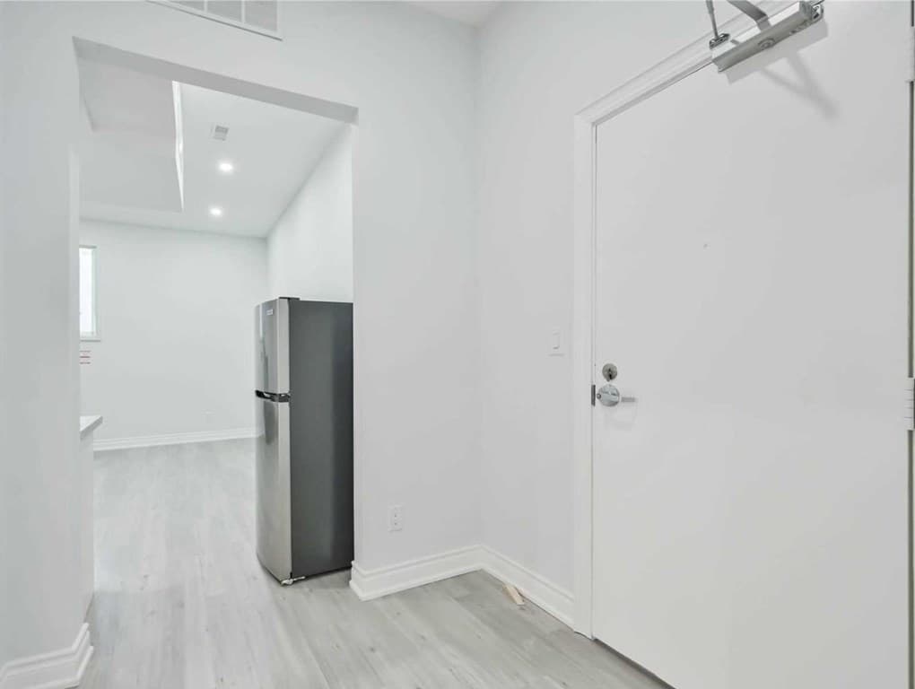 101 - 414 DUNDAS STREET E img-gallery0