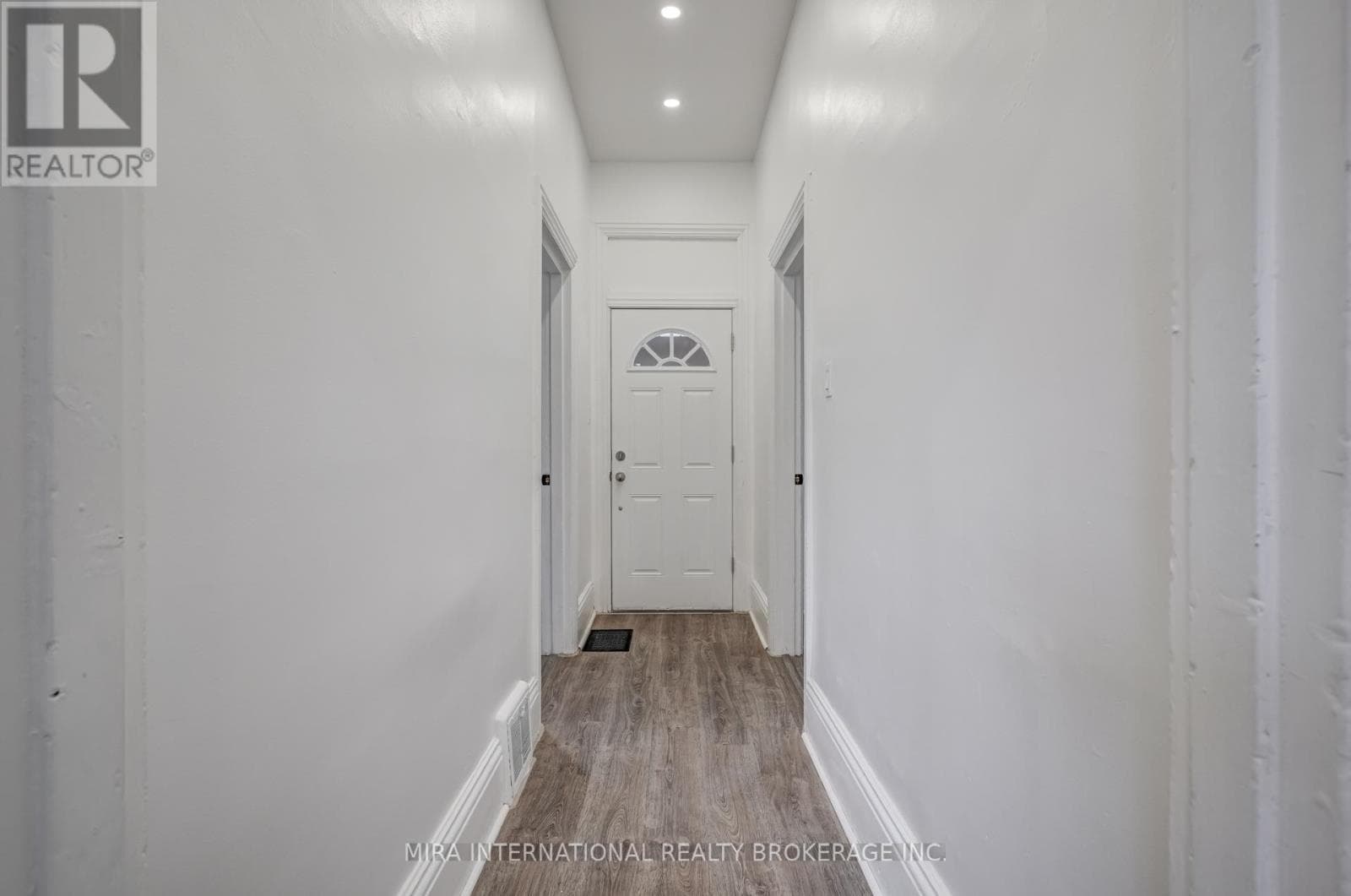 A - 83 SIMCOE STREET E — photo 3